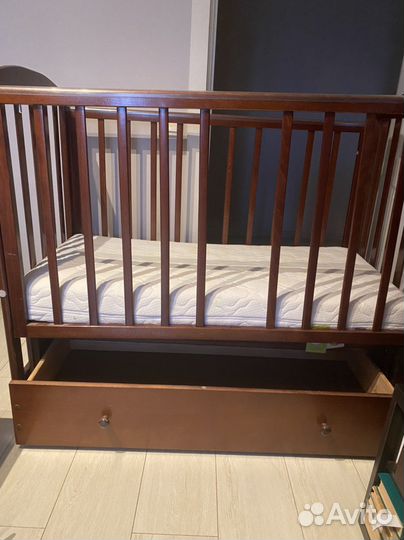 Продам детскую кроватку с поперечным маятником