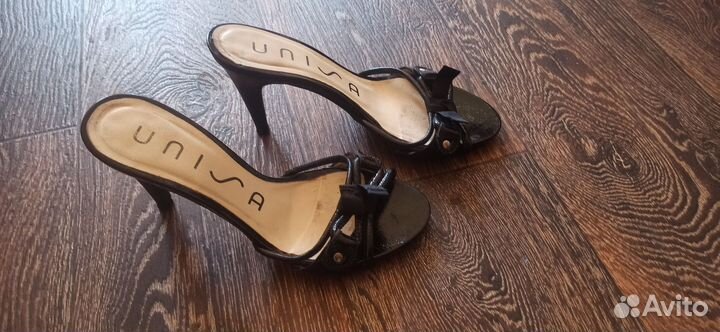 Босоножки кожаные на каблуке