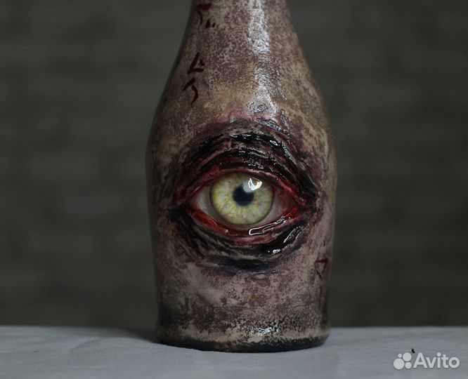 Бутылка ваза с объёмным реалистичным глазом