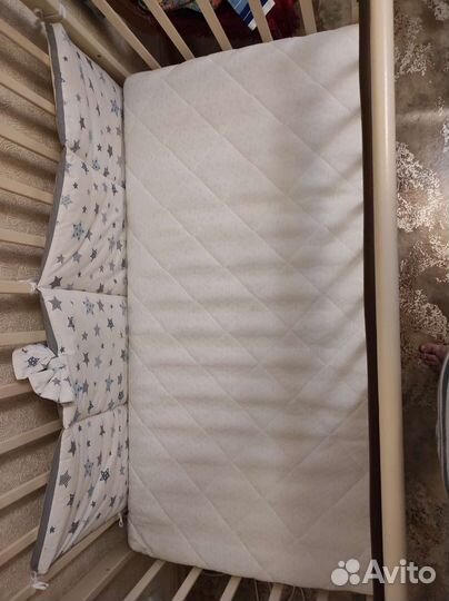 Детская кроватка с поперечным маятником