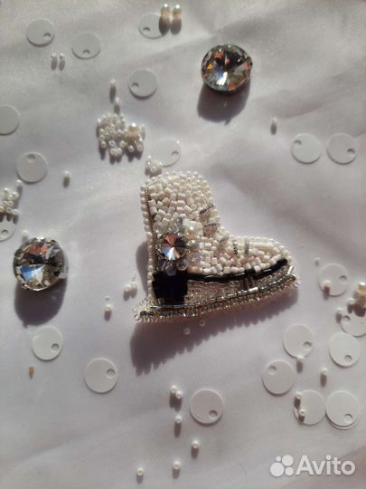 Брошь ручной работы из бисера Фигурный конёк