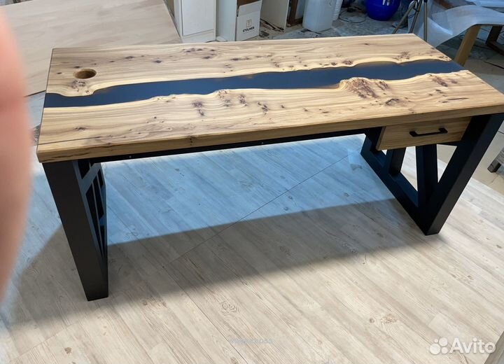 Стол из Эпоксидки и дерева с завода