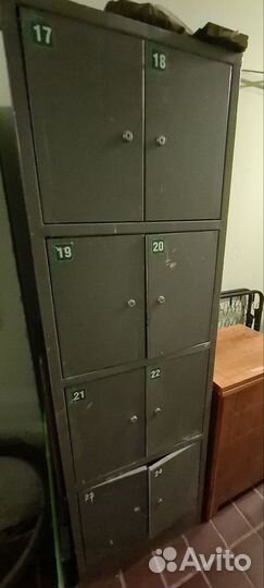 Металлический шкаф для сумок