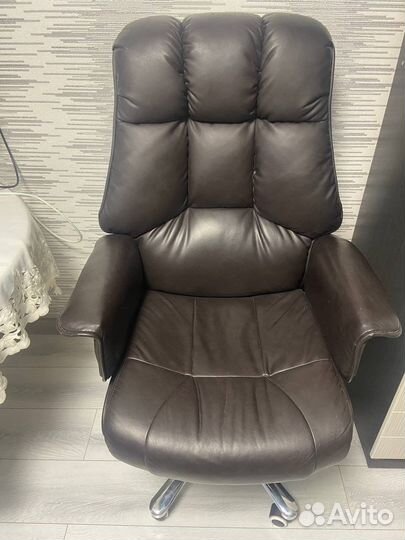 Кожанное кресло