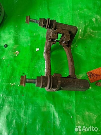 Рено Сценник 3 скоба суппорта заднего