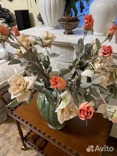 Искусственные цветы с вазой