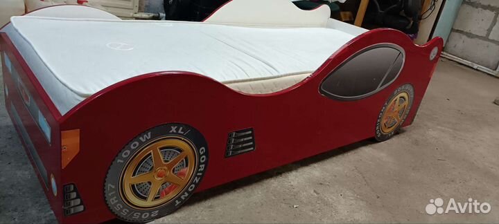 Детская кровать с бортиком и матрасом