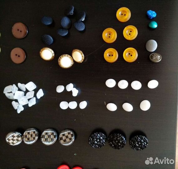 Пуговицы разных цветов и размеров, кнопки, крючки