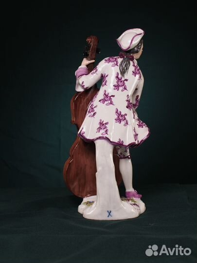 Фарфоровая статуэтка 
