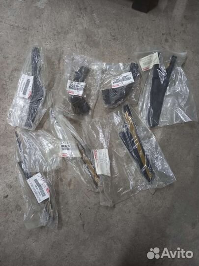 Молдинг лобового стекла Toyota