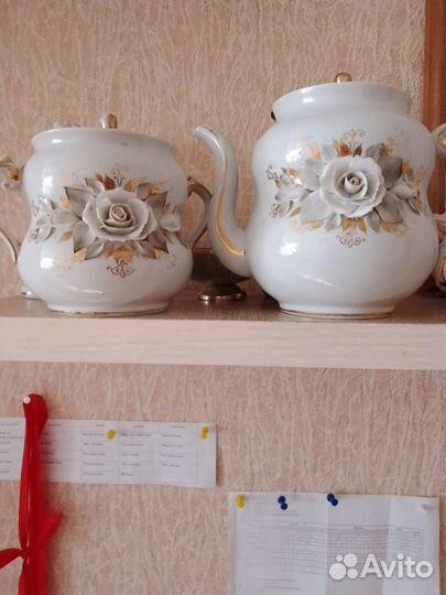 Заварочный чайник и сахарница