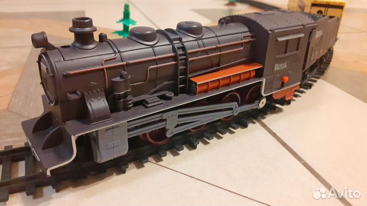 Железная дорога с поездом