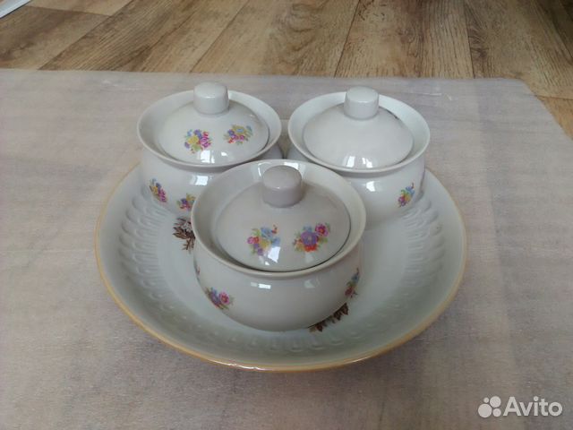 Новое фарфоровое блюдо с горшочками под горячее
