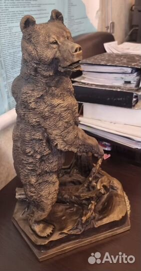 Статуэтка в бронзовая