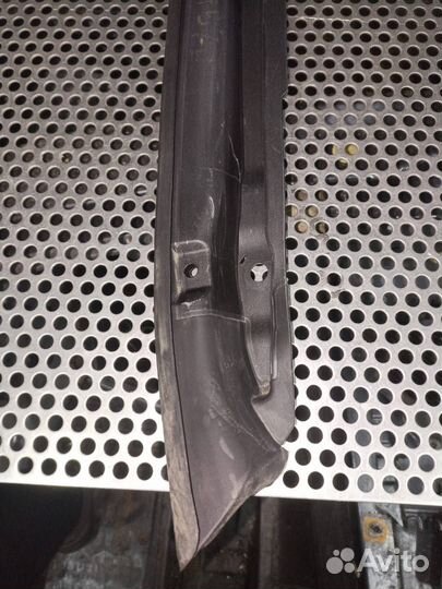 Пластик моторного отсека левый верхний BMW 5