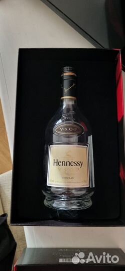 Бутылка и коробка Hennessy