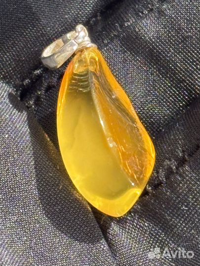 Кулон янтарь с желтком