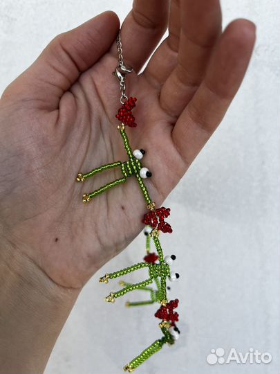 Ожерелье из бисера с лягушками и сердечками