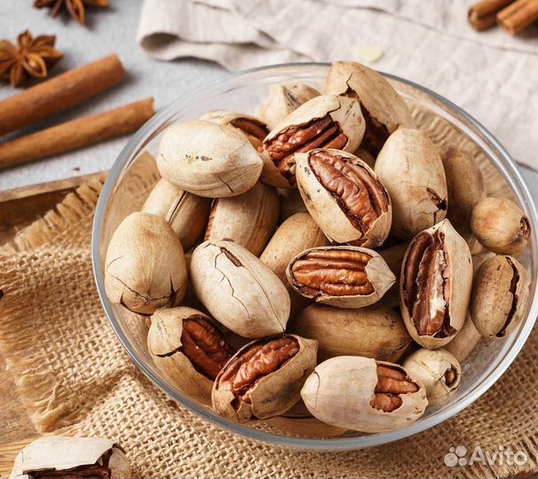 Пекан орех в скорлупе