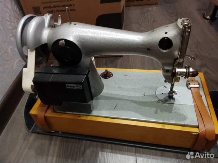 Швейная машина с педалью