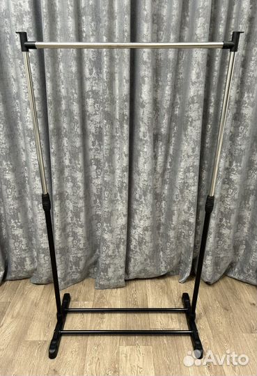 Вешалка напольная на колесах