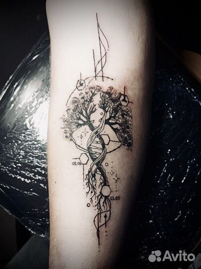 Мастер татуировки