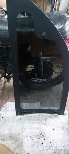 Заднее левое стекло