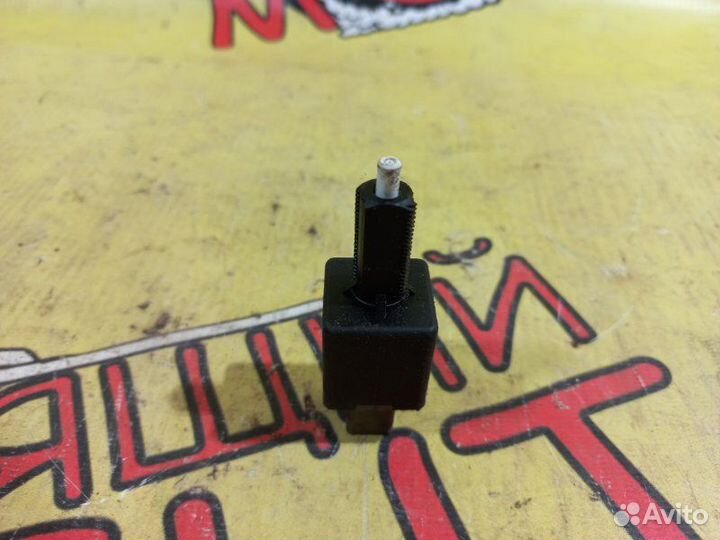 Датчик включения стоп-сигнала Hyundai Elantra 6 VI