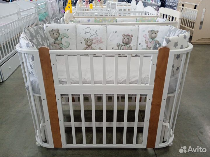 Детская кроватка с маятником