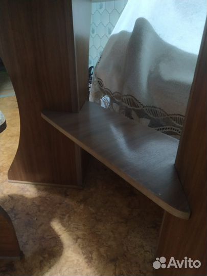 Обеденный стол и табуреты