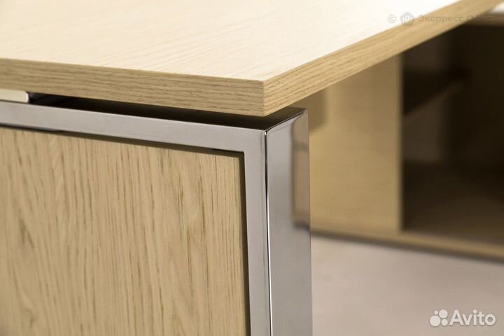 Стол для руководителя на опорной тумбе (опоры хром) Exe 101 106