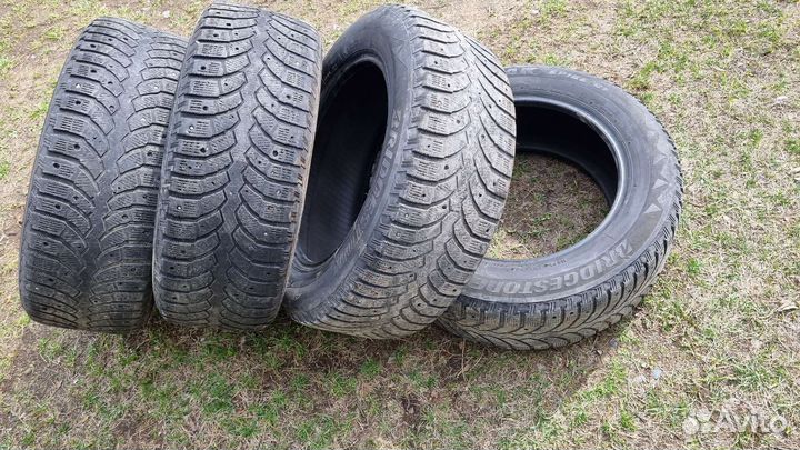 Bridgestone Blizzak Spike-01 215/60 R16