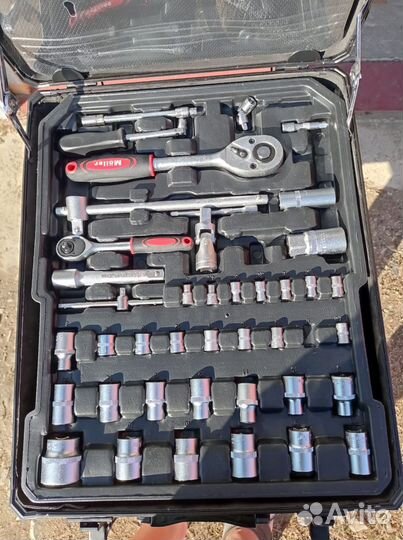 Набор инструментов для авто в чемодане