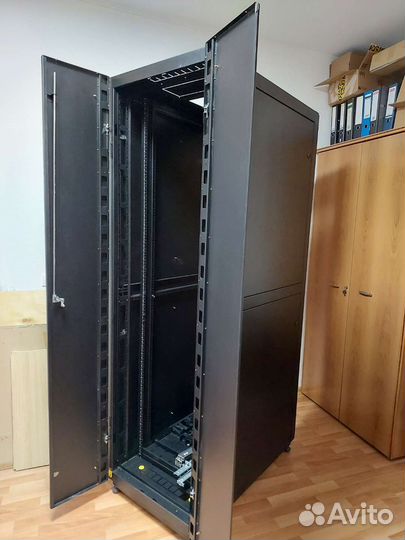 Серверный шкаф с креплениями
