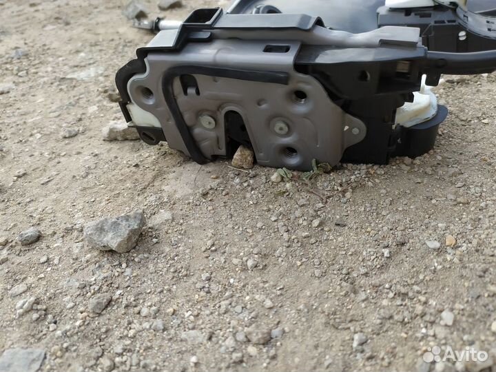 Замок двери задней левой Volkswagen Polo (Mk5) V р