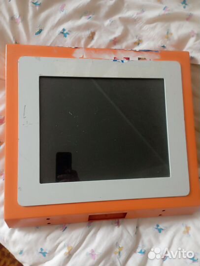 Сенсорный монитор в железной оправе