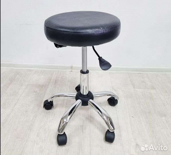 Стул таблетка для мастера педикюра