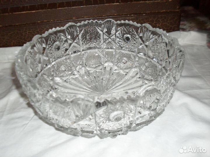 Хрустальные вазы с различными резными узорами