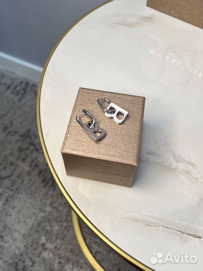 Серьги Balenciaga с гравировкой