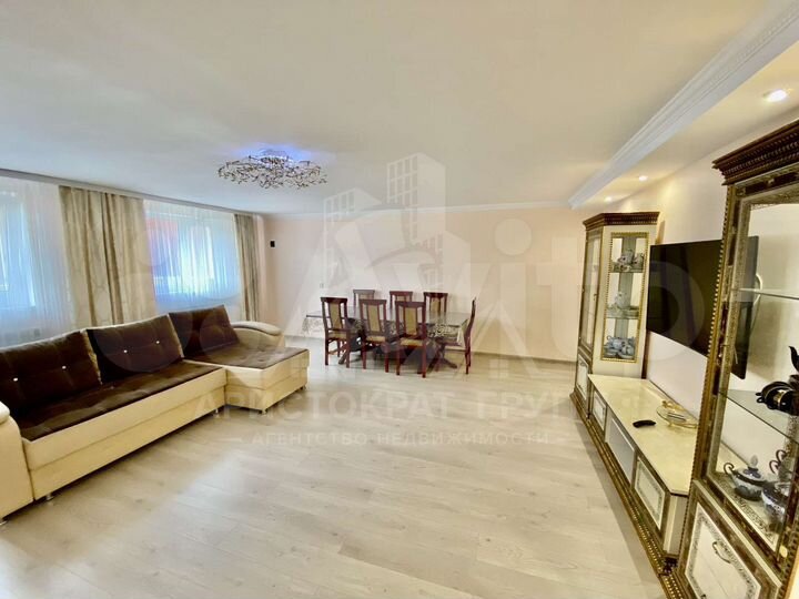 Дом 208,5 м² на участке 4,4 сот.