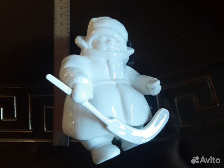 Фарфоровая фигурка мальчик с клюшкой СССР