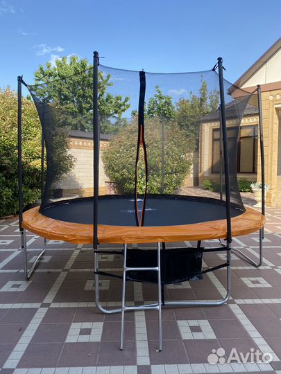 Батут с защитной сеткой