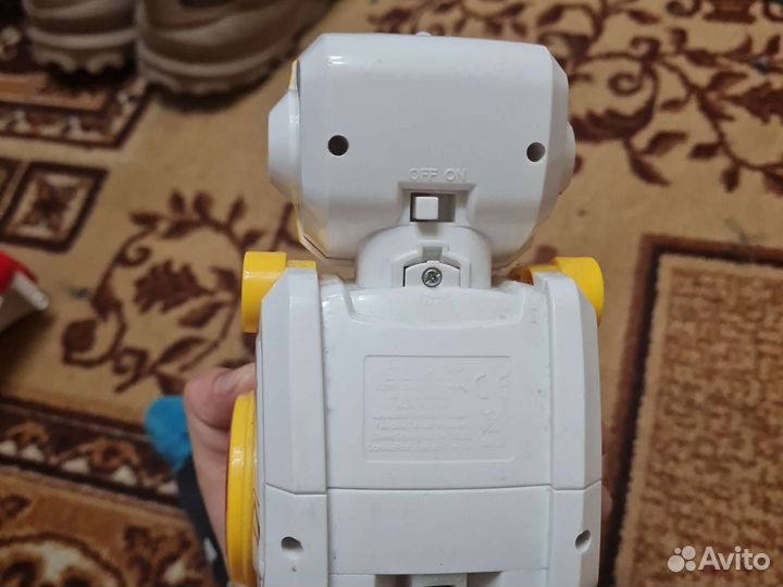 Роботы на радиоуправлении жёлтый и красный