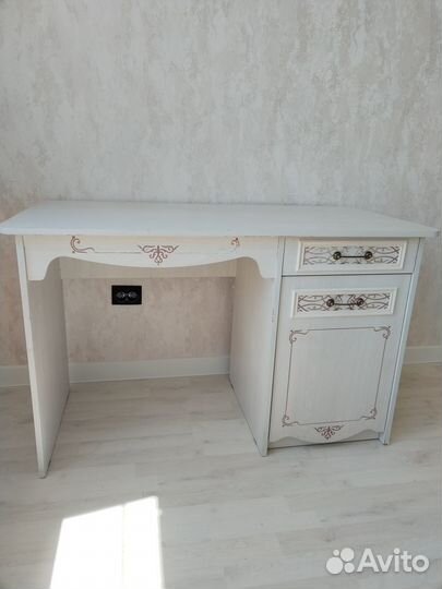 Письменный стол с полкой