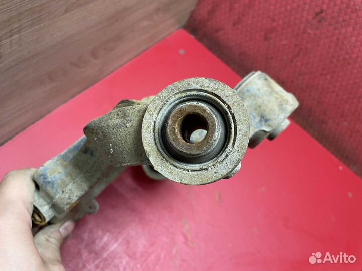 Кулак задний правый 4611065J00 Suzuki Grand Vitara