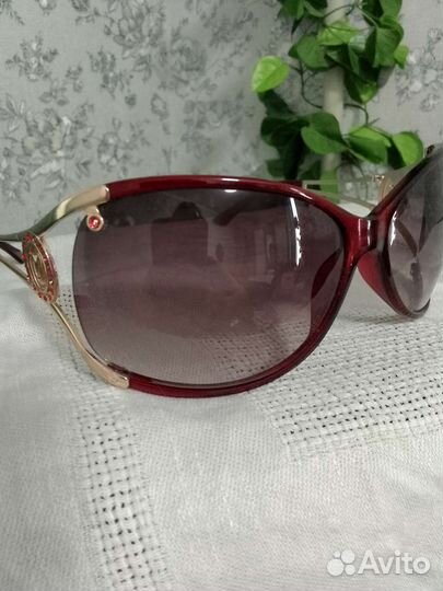 Солнцезащитные очки женские брендовые