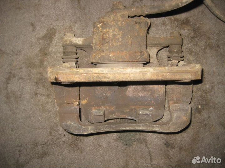 Суппорт передний правый Toyota Rav 4