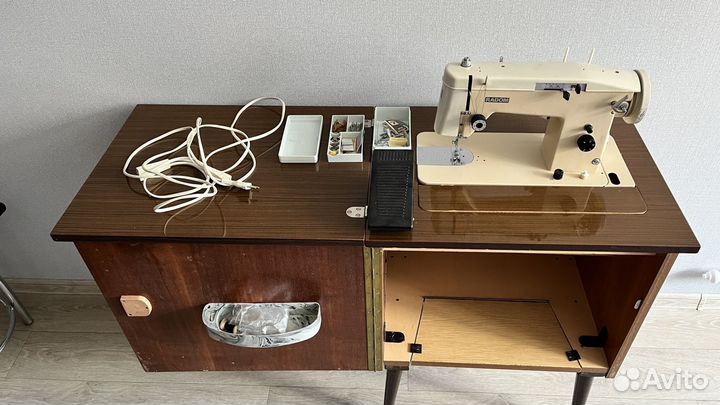 Швейная машинка radom 466 с тумбой