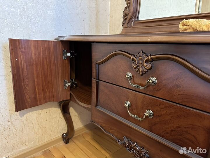 Трюмо с зеркалом, 2 тумбы, кровать, шифоньер