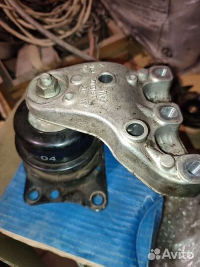 Опора двигателя 6R0199167Q правая